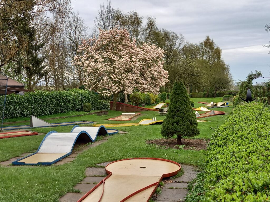 Mini-Kegelbahnen im Irrgarten